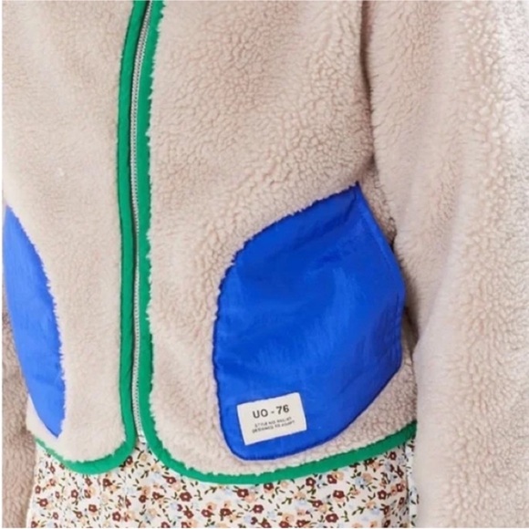 Urban Outfitters Beige Fleece Jacket with Blue Pockets and Green Trim - Picture 3 of 13